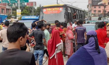 গার্মেন্ট শ্রমিকদের বিক্ষোভ, বাড্ডা-রামপুরা সড়কে যান চলাচল বন্ধ