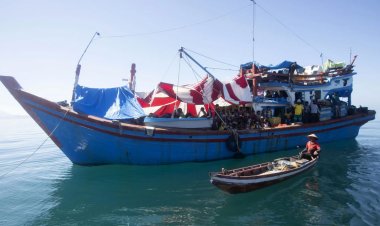 বাংলাদেশ থেকে নৌকায় করে ইন্দোনেশিয়ায় ১৪০ রোহিঙ্গা, ৩ জনের মৃত্যু