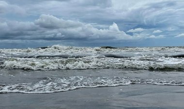 সমুদ্র বন্দরে বাড়ানো হয়েছে সংকেত