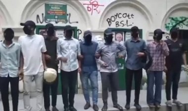 কালো মুখোশে ঢাবিতে আওয়ামী লীগের পক্ষে মিছিল