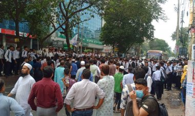 সিটি কলেজ অধ্যক্ষ-উপাধ্যক্ষের পদত্যাগ দাবি, সড়ক অবরোধ ছাত্রদের