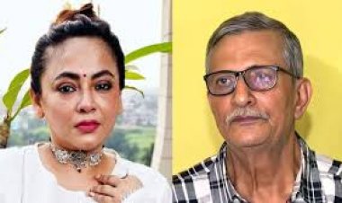 নারী সাংবাদিকের কোলে বসে তোপের মুখে নেতা