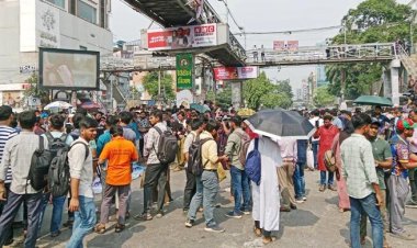  ৭ কলেজের শিক্ষার্থীদের ফের সায়েন্সল্যাব মোড় অবরোধ, যান চলাচল বন্ধ