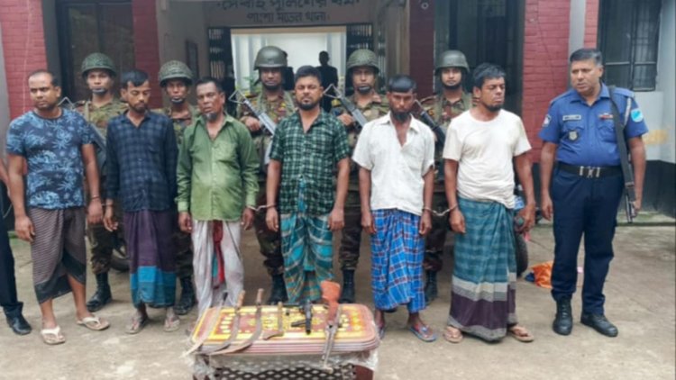 যৌথবাহিনীর অভিযানে রাজবাড়ীতে অস্ত্রসহ আটক ৬