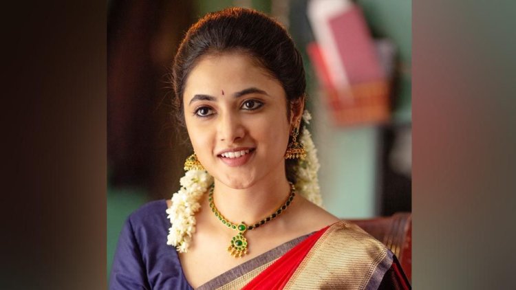 অল্পের জন্য রক্ষা পেলেন প্রিয়াঙ্কা, ভিডিও ভাইরাল