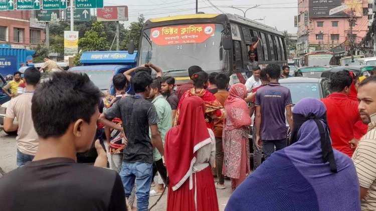 গার্মেন্ট শ্রমিকদের বিক্ষোভ, বাড্ডা-রামপুরা সড়কে যান চলাচল বন্ধ