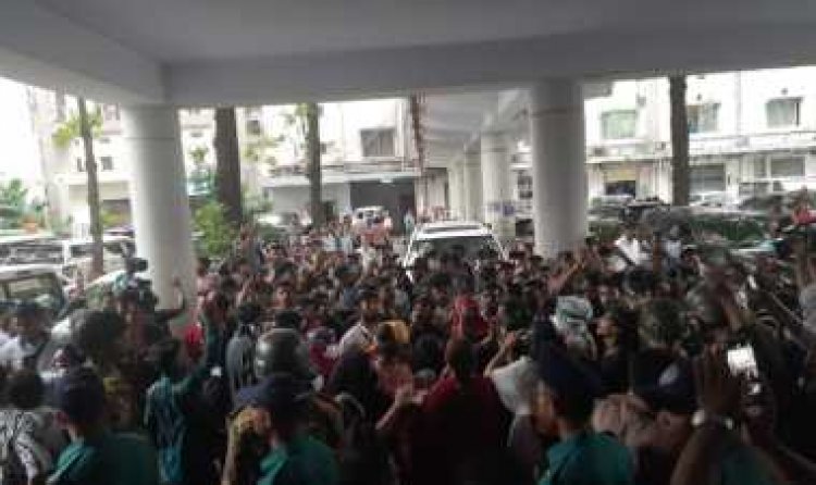 সচিবালয়ে ঢুকে শিক্ষার্থীদের বিক্ষোভ, আটক ৫০