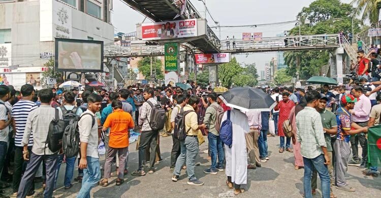 ৭ কলেজের শিক্ষার্থীদের ফের সায়েন্সল্যাব মোড় অবরোধ, যান চলাচল বন্ধ