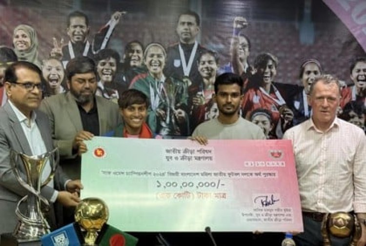 সাফজয়ী নারী দলকে ১ কোটি টাকা উপহার দিলেন ক্রীড়া উপদেষ্টা
