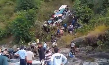 ভারতে নিয়ন্ত্রণ হারিয়ে ৬৫০ ফুট গভীর খাদে যাত্রীবাহী বাস, নিহত ২০