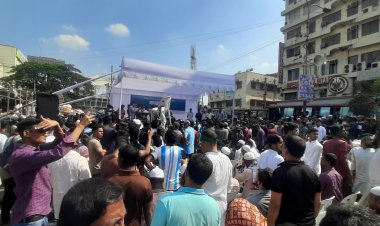 মিছিল নিয়ে গণজমায়েতে ধানমন্ডি আইডিয়াল কলেজের শিক্ষার্থীরা