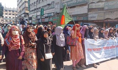 তিন দফা দাবিতে জবি শিক্ষার্থীদের শিক্ষাভবন ঘেরাও