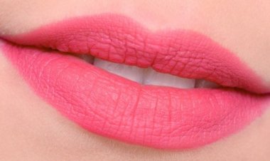 শীতে ঠোঁট ফাটছে, জানুন সুরক্ষার ১০ উপায়