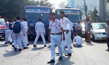 রেসিডেনসিয়াল কলেজ লটারি নয়, পরীক্ষার মাধ্যমে ভর্তির দাবিতে সড়ক অবরোধ করে বিক্ষোভ