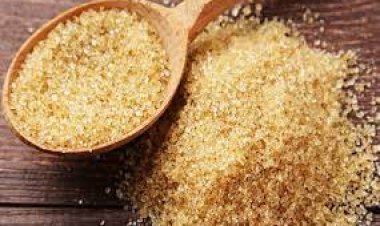 সাদা চিনিতে লাল রং মিশিয়ে বাড়তি দামে বিক্রি