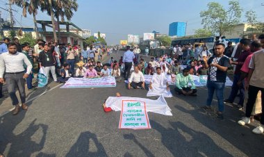 চাকরিচ্যুত ব্যাংকারদের অবরোধ, দাবি না মানলে কঠোর আন্দোলনের ঘোষণা