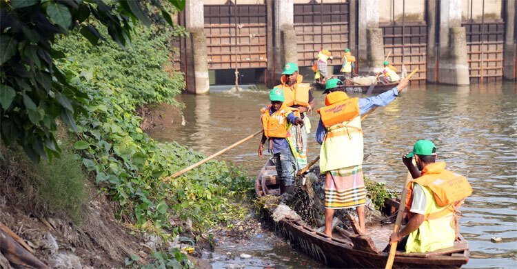 জাতীয় যুব দিবসে রামপুরা খাল পরিষ্কার অভিযানে ডিএনসিসি