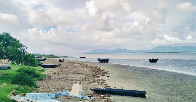 রাখাইনের বোমার শব্দে কাঁপছে টেকনাফ সীমান্ত