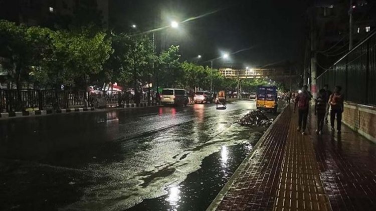 মধ্যরাতে রাজধানীতে বজ্রবৃষ্টি, বইছে হিমেল হাওয়া