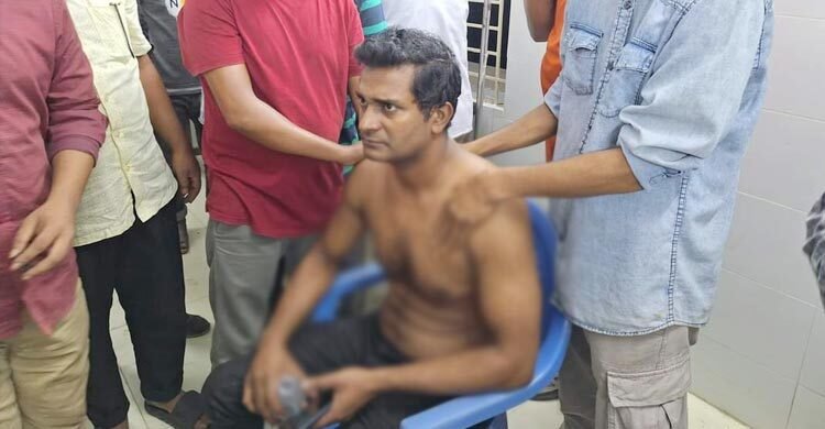 সিগারেট না দেওয়ায় দোকানির ওপর ছাত্রদল নেতার হামলা