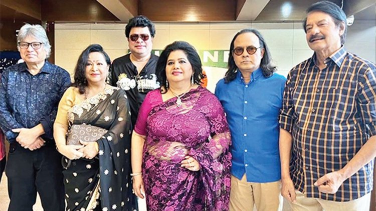 বিশেষ আয়োজনে একফ্রেমে ছয় তারকা