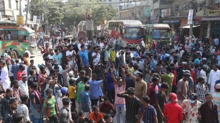 রাজধানীতে ব্যাটারিচালিত রিকশা চালকদের সড়ক অবরোধ