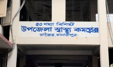 বৈদ্যুতিক খুঁটির সঙ্গে মোটরসাইকেলের ধাক্কায় প্রাণ গেল যুবকের 