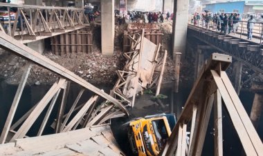  টঙ্গীতে বেইলি ব্রিজ ভেঙে নদীতে ট্রাক, বিকল্প পথে চলার অনুরোধ