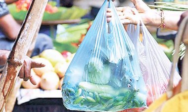 প্রকাশ্যে বিক্রি ও ব্যবহার হচ্ছে পলিথিন ব্যাগ