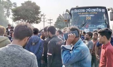  বকেয়া বেতনের দাবিতে ঢাকা-ময়মনসিংহ মহাসড়ক অবরোধ