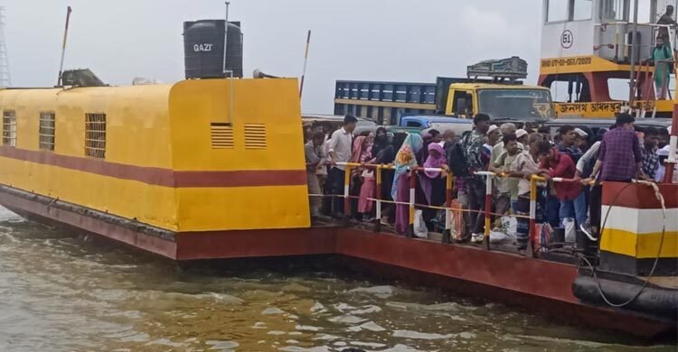 ঘন কুয়াশায় পথ হারালো ফেরি, ৯৯৯ ফোনে বরযাত্রীসহ ২০০ জনকে উদ্ধার