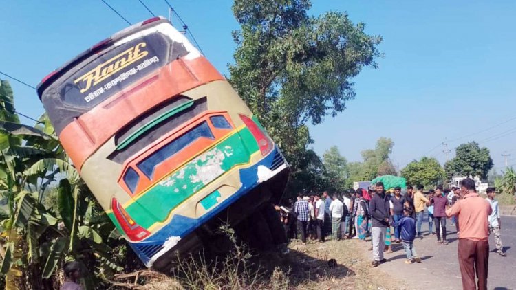 নিয়ন্ত্রণ হারিয়ে গাছের সঙ্গে বাসের ধাক্কা, ৩ যাত্রী নিহত