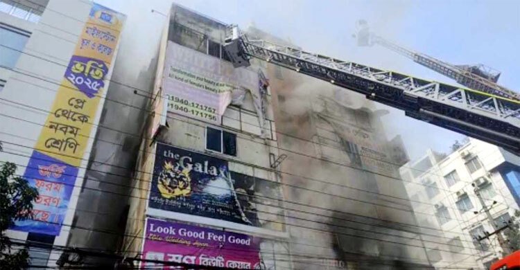 উত্তরায় রেস্টুরেন্টে আগুন, নিয়ন্ত্রণে ৯ ইউনিট