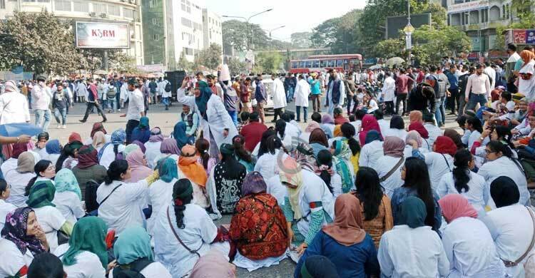 ভাতা বাড়ানোর দাবিতে শাহবাগ অবরোধ প্রশিক্ষণার্থী চিকিৎসকদের