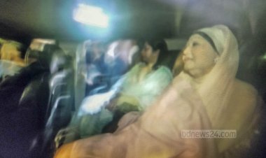 বিমানবন্দরের পথে খালেদা জিয়া