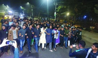 ‘লাল সন্ত্রাস’-এর প্রতিবাদে মধ্যরাতে ঢাবিতে বিক্ষোভ