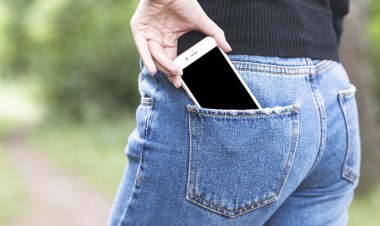  ফোন ভুল পকেটে রেখে বিপদ বাড়াচ্ছেন না তো