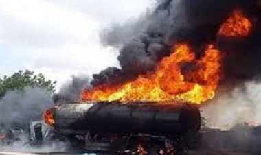 নাইজেরিয়ায় জ্বালানি ট্যাঙ্কার বিস্ফোরণে ১৮ জনের মৃত্যু