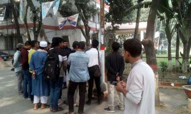  ঢাকা কলেজে জড়ো হচ্ছে শিক্ষার্থীরা