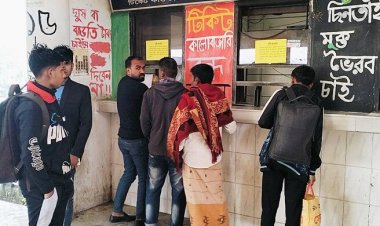  টিকিটের টাকা ফেরত নিতে স্টেশনে যাত্রীদের ভিড়