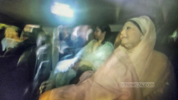 বিমানবন্দরের পথে খালেদা জিয়া