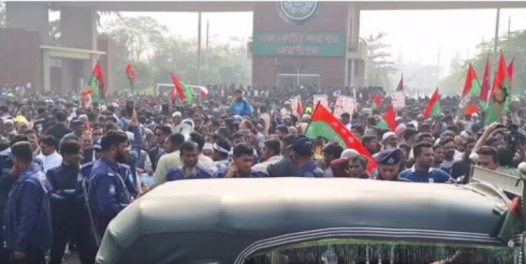 বাবরের মুক্তির অপেক্ষায় কারাগারের সামনে নেতাকর্মীদের ঢল