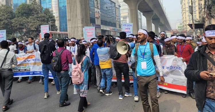 প্রবাসী কল্যাণ মন্ত্রণালয় অভিমুখে আন্দোলনকারীরা