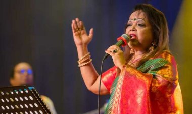 গান গাইতে গাইতেই মঞ্চে লুটিয়ে পড়েন সাবিনা ইয়াসমিন