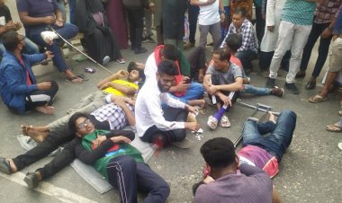 জুলাই অভ্যুত্থানে আহতদের সড়ক অবরোধ, বিকাল ৪টা পর্যন্ত আলটিমেটাম, যান চলাচল বন্ধ