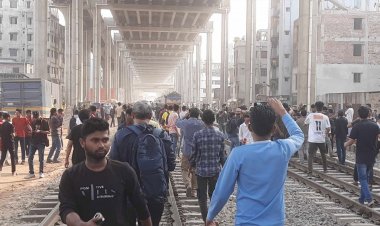 মহাখালীতে রেলপথ অবরোধ তিতুমীর কলেজ শিক্ষার্থীদের