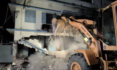 বরিশালে বুলডোজার দিয়ে গুঁড়িয়ে দেওয়া হলো সেরনিয়াবাতের বাড়ি