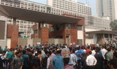 নিয়োগ বাতিলের পর সচিবালয়ের সামনে সুপারিশপ্রাপ্ত শিক্ষকদের অবস্থান