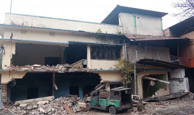 বরিশালে ‘সেরনিয়াবাত ভবন’ ভস্মীভূত, আমুর বাড়িতে ভাঙচুর