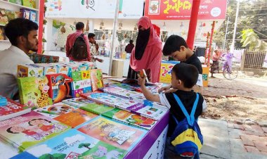 আনন্দে মাতোয়ারা কোমলমতিরা, কিনছে নতুন বই,অমর একুশে বইমেলা